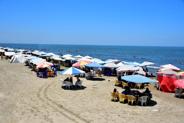 شواطئ بورسعيد تستقبل أعدادًا كبيرة من المصطافين بسبب حرار الجو.. صور - 9 - سيناء الإخبارية