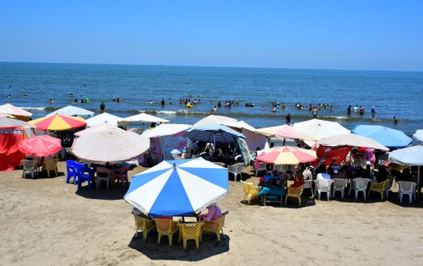 شواطئ بورسعيد تستقبل أعدادًا كبيرة من المصطافين بسبب حرار الجو.. صور - 3 - سيناء الإخبارية