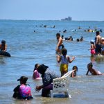 شواطئ بورسعيد تستقبل أعدادًا كبيرة من المصطافين بسبب حرار الجو.. صور - 1 - سيناء الإخبارية