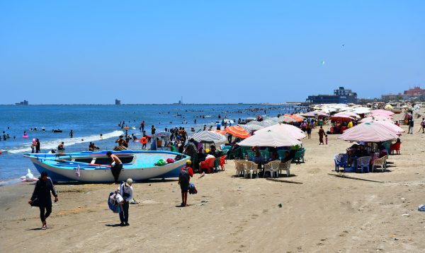 شواطئ بورسعيد تستقبل أعدادًا كبيرة من المصطافين بسبب حرار الجو.. صور - 5 - سيناء الإخبارية