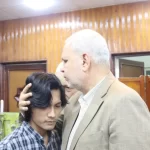 صلاة غائب داخل لجنة الامتحان.. عميد أصول الدين يواسي طالبًا إندونيسيًا يبكي لوفاة والده - 1 - سيناء الإخبارية