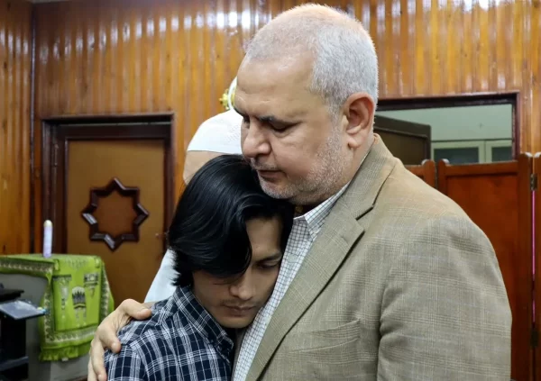 صلاة غائب داخل لجنة الامتحان.. عميد أصول الدين يواسي طالبًا إندونيسيًا يبكي لوفاة والده - 1 - سيناء الإخبارية