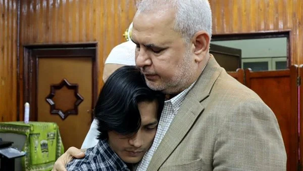 صلاة غائب داخل لجنة الامتحان.. عميد أصول الدين يواسي طالبًا إندونيسيًا يبكي لوفاة والده - 3 - سيناء الإخبارية
