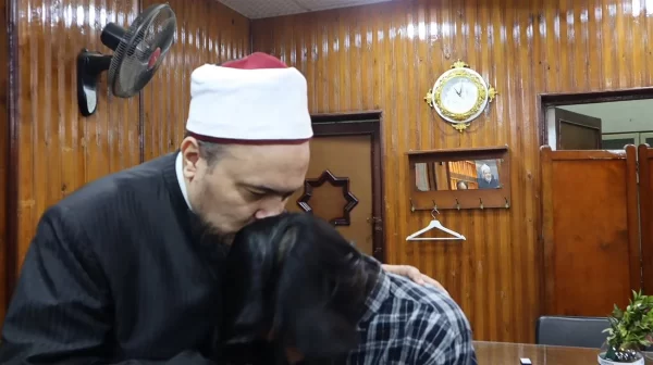 صلاة غائب داخل لجنة الامتحان.. عميد أصول الدين يواسي طالبًا إندونيسيًا يبكي لوفاة والده - 7 - سيناء الإخبارية