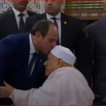 الرئيس السيسي يُقبل رأس الدكتور أحمد عمر هاشم خلال مشاركته في صلاة العيد - 7 - سيناء الإخبارية