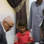 محافظ شمال سيناء يستقبل الطفلة "بائعة الفشار" ويوجه بتأمين حياة كريمة لأسرتها - 12 - سيناء الإخبارية محافظ شمال سيناء يستقبل الطفلة "بائعة الفشار" ويوجه بتأمين حياة كريمة لأسرتها - 11 - سيناء الإخبارية