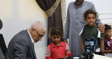 محافظ شمال سيناء يستقبل الطفلة "بائعة الفشار" ويوجه بتأمين حياة كريمة لأسرتها - 1 - سيناء الإخبارية