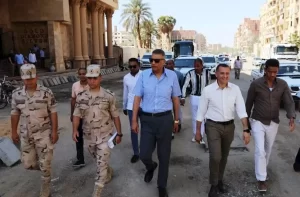محافظ أسوان يتابع تطوير طريق السادات ويوجه بسرعة إنجاز المرافق - 3 - سيناء الإخبارية