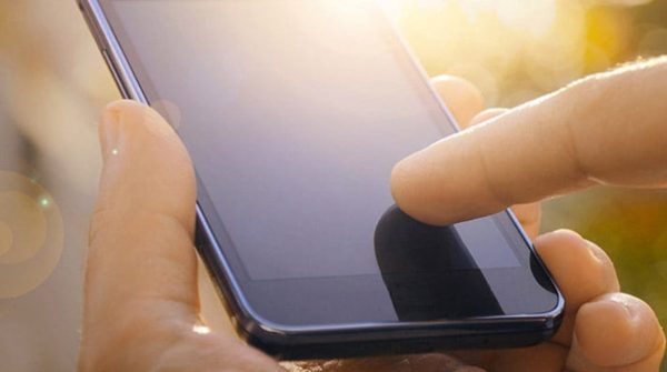 حيل ذكية لإنقاذ هاتفك من "السخونة" في الصيف - 1 - سيناء الإخبارية