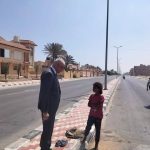  محافظ شمال سيناء يلتقي الطفلة "ملك" بائعة الفشار ويوجه بدعم أسرتها - 1 - سيناء الإخبارية