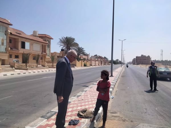  محافظ شمال سيناء يلتقي الطفلة "ملك" بائعة الفشار ويوجه بدعم أسرتها - 3 - سيناء الإخبارية
