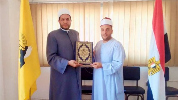  تكريم إمام مسجد بالعريش لموقفه الإنساني النبيل تجاه أحد المصلين  - 1 - سيناء الإخبارية