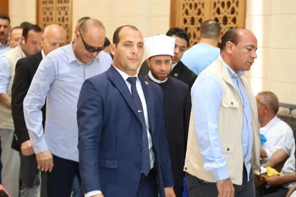 وزير الأوقاف يشارك في حلقة ذكر مع المصلين بمسجد السيدة نفيسة بعد صلاة الجمعة.. صور - 3 - سيناء الإخبارية