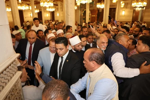 وزير الأوقاف يشارك في حلقة ذكر مع المصلين بمسجد السيدة نفيسة بعد صلاة الجمعة.. صور - 1 - سيناء الإخبارية