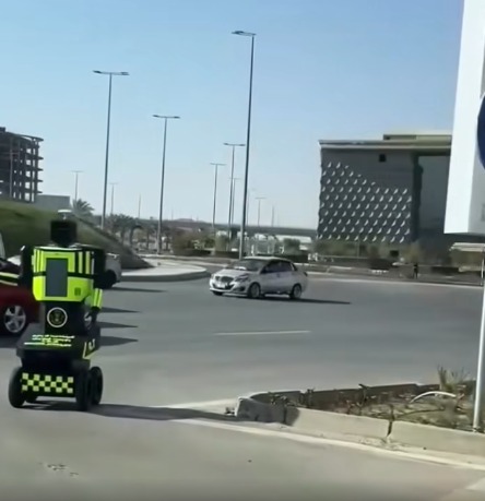 روبوت ذكي ينظم حركة السيارات في شوارع العاصمة الإدارية ..صور - 1 - سيناء الإخبارية