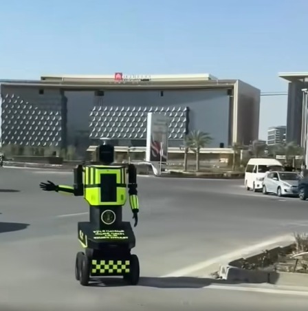 روبوت ذكي ينظم حركة السيارات في شوارع العاصمة الإدارية ..صور - 9 - سيناء الإخبارية