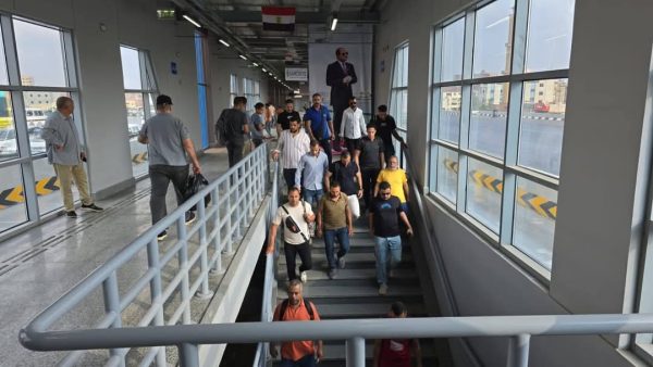 بدء التشغيل التجريبي للأتوبيس الترددي BRT بمحطة السلام و إقبال كثيف من المواطنين.. صور  - 11 - سيناء الإخبارية