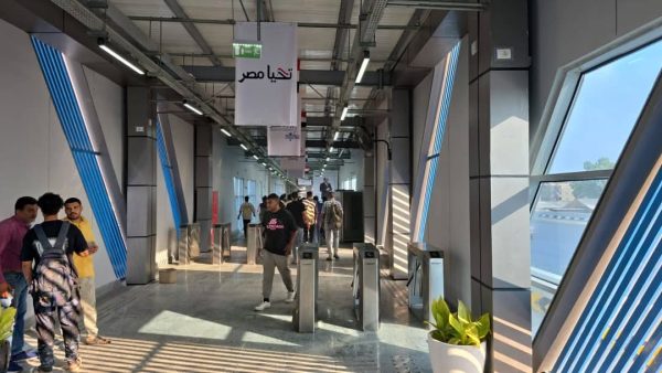 بدء التشغيل التجريبي للأتوبيس الترددي BRT بمحطة السلام و إقبال كثيف من المواطنين.. صور  - 5 - سيناء الإخبارية