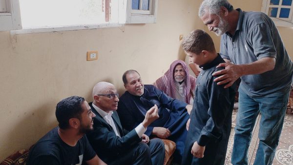 محافظ شمال سيناء يهنئ أسرة الطفل الشهيد سمير حسونة بعيد الأضحى - 3 - سيناء الإخبارية