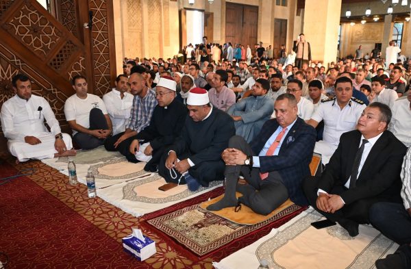 محافظ جنوب سيناء يؤدي صلاة عيد الأضحى بمسجد المصطفى ويشارك الأهالي فرحة العيد - 3 - سيناء الإخبارية