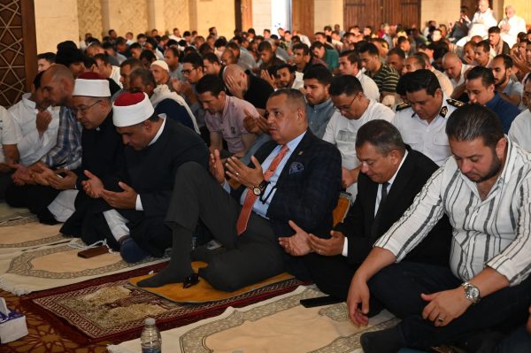 محافظ جنوب سيناء يؤدي صلاة عيد الأضحى بمسجد المصطفى ويشارك الأهالي فرحة العيد - 1 - سيناء الإخبارية