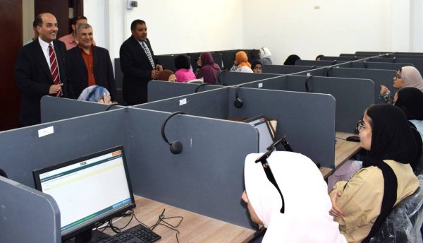 رئيس جامعة العريش يتفقد سير الامتحانات الإلكترونية ويشيد بالتزام الطلاب - 1 - سيناء الإخبارية