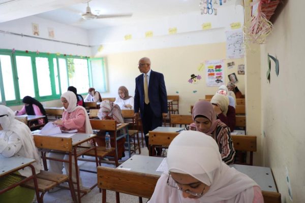 محافظ شمال سيناء يتفقد لجان الثانوية العامة ويتابع انتظام الامتحانات بالعريش - 1 - سيناء الإخبارية