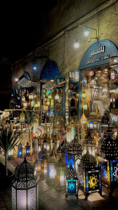 شارع المعز.. لوحة فنية حية تروي تاريخ مصر الإسلامي  - 9 - سيناء الإخبارية