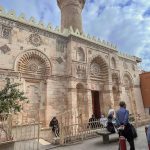 شارع المعز.. لوحة فنية حية تروي تاريخ مصر الإسلامي - 2 - سيناء الإخبارية شارع المعز.. لوحة فنية حية تروي تاريخ مصر الإسلامي - 1 - سيناء الإخبارية