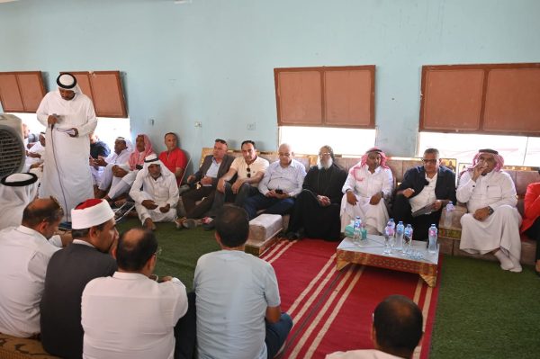 محافظ جنوب سيناء يشيد بدعم الرئيس السيسي ويؤكد على سيادة القانون في لقاء مع أهالي رأس سدر (صور)  - 21 - سيناء الإخبارية