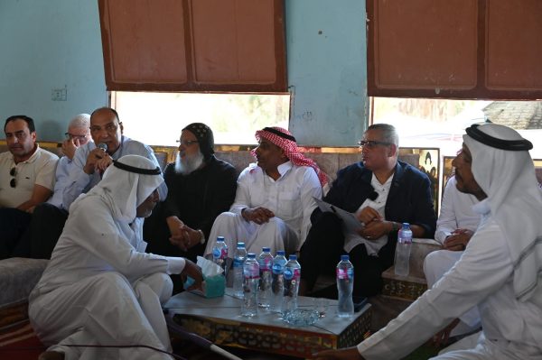 محافظ جنوب سيناء يشيد بدعم الرئيس السيسي ويؤكد على سيادة القانون في لقاء مع أهالي رأس سدر (صور)  - 13 - سيناء الإخبارية