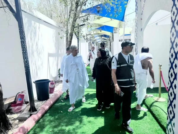وزير السياحة والآثار يتفقد مخيمات حجاج السياحة المصريين بعرفات - 1 - سيناء الإخبارية