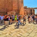 السياح يتحدون حرارة الصيف في الأقصر ويستمتعون بجولاتهم الأثرية ..صور - 1 - سيناء الإخبارية