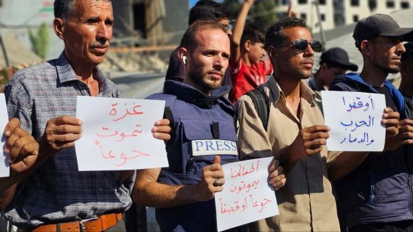 صحفيون يحتجون بغزة على تفاقم المجاعة واستهداف الاحتلال لمراكز المساعدات - 1 - سيناء الإخبارية