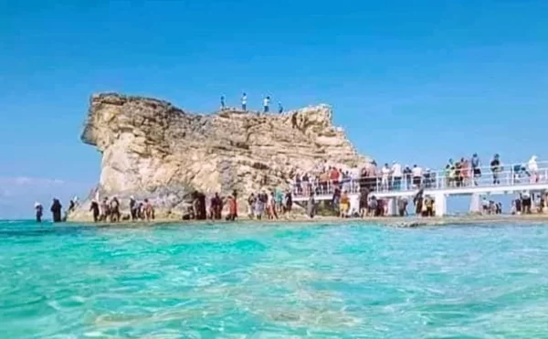 حمام كليوباترا بمطروح.. سحر التاريخ وسط أمواج البحر |صور - 1 - سيناء الإخبارية
