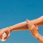 قبل النزول إلى البحر.. دليلك الكامل لحماية البشرة والشعر من أضرار الصيف - 1 - سيناء الإخبارية