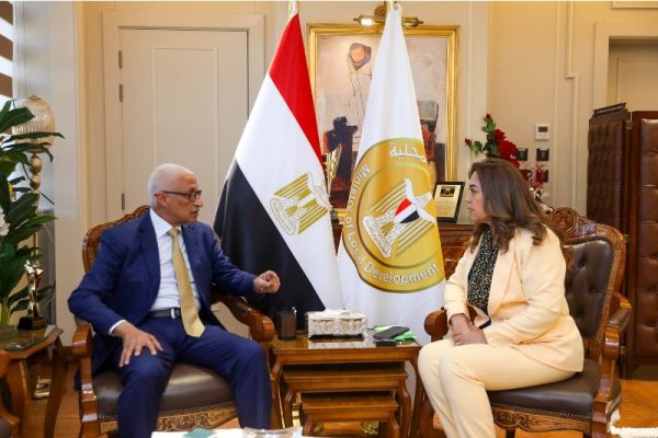 وزيرة التنمية ومحافظ شمال سيناء يبحثان ملفات الخدمات والإزالة ودعم المشروعات الشبابية - 1 - سيناء الإخبارية