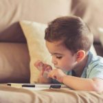 مع بداية الصيف.. 7 خطوات ذكية لتنظيم استخدام الأطفال للهاتف والتابلت دون صدام - 1 - سيناء الإخبارية