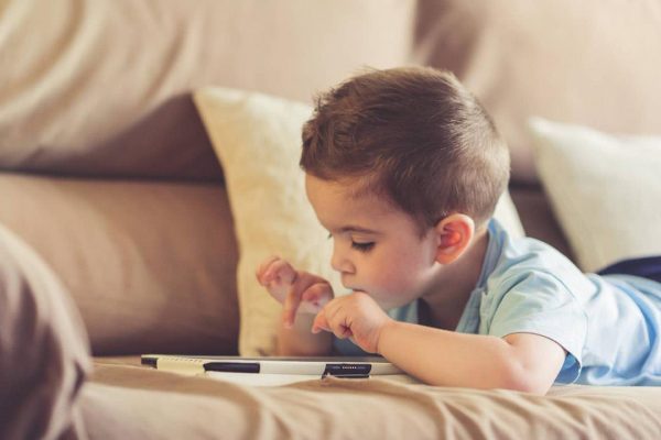 مع بداية الصيف.. 7 خطوات ذكية لتنظيم استخدام الأطفال للهاتف والتابلت دون صدام - 3 - سيناء الإخبارية