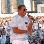 عمرو دياب يتألق بمهرجان العلمين.. ومفاجأة محتملة بمشاركة أبنائه على المسرح - 1 - سيناء الإخبارية