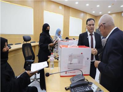 لتمكين المرأة وخلق فرص عمل.. توزيع ماكينات خياطة على سيدات شمال سيناء - 1 - سيناء الإخبارية