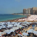 شواطئ الإسكندرية تكتظ بالمصطافين للهروب من موجة الحر ..صور - 1 - سيناء الإخبارية