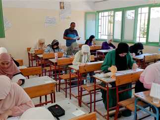 طلاب الثانوية العامة يتوافدون على لجان الامتحانات بشمال سيناء - 1 - سيناء الإخبارية