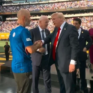 ترامب يسلم تشيلسي الكأس بعد التتويج ببطل العالم للأندية للمرة الثانية - 9 - سيناء الإخبارية