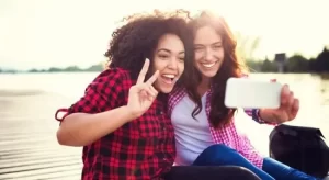 في اليوم العالمي للصداقة.. تعرف على الصفات الحقيقية لـ"البيست فريند" - 1 - سيناء الإخبارية