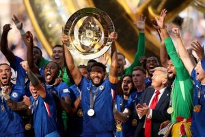 ترامب يسلم تشيلسي الكأس بعد التتويج ببطل العالم للأندية للمرة الثانية - 7 - سيناء الإخبارية