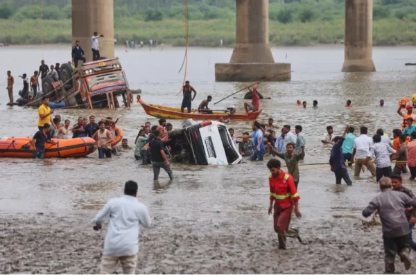 مصرع 9 في انهيار جسر بولاية جوجارات الهندية.. صور - 1 - سيناء الإخبارية