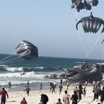 إسرائيل تستأنف إسقاط المساعدات جوًا على غزة وسط تفاقم الأزمة الإنسانية - 1 - سيناء الإخبارية