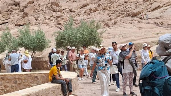 سانت كاترين تستقبل 433 سائحًا لتسلق جبل موسى وزيارة المقدسات الدينية - 1 - سيناء الإخبارية