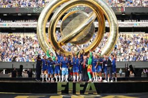 ترامب يسلم تشيلسي الكأس بعد التتويج ببطل العالم للأندية للمرة الثانية - 1 - سيناء الإخبارية